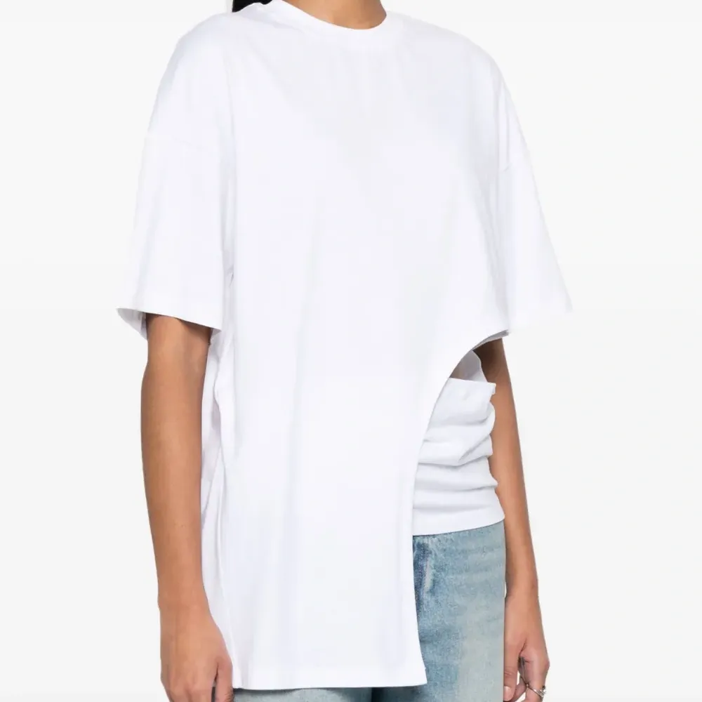 Футболка асимметричного кроя