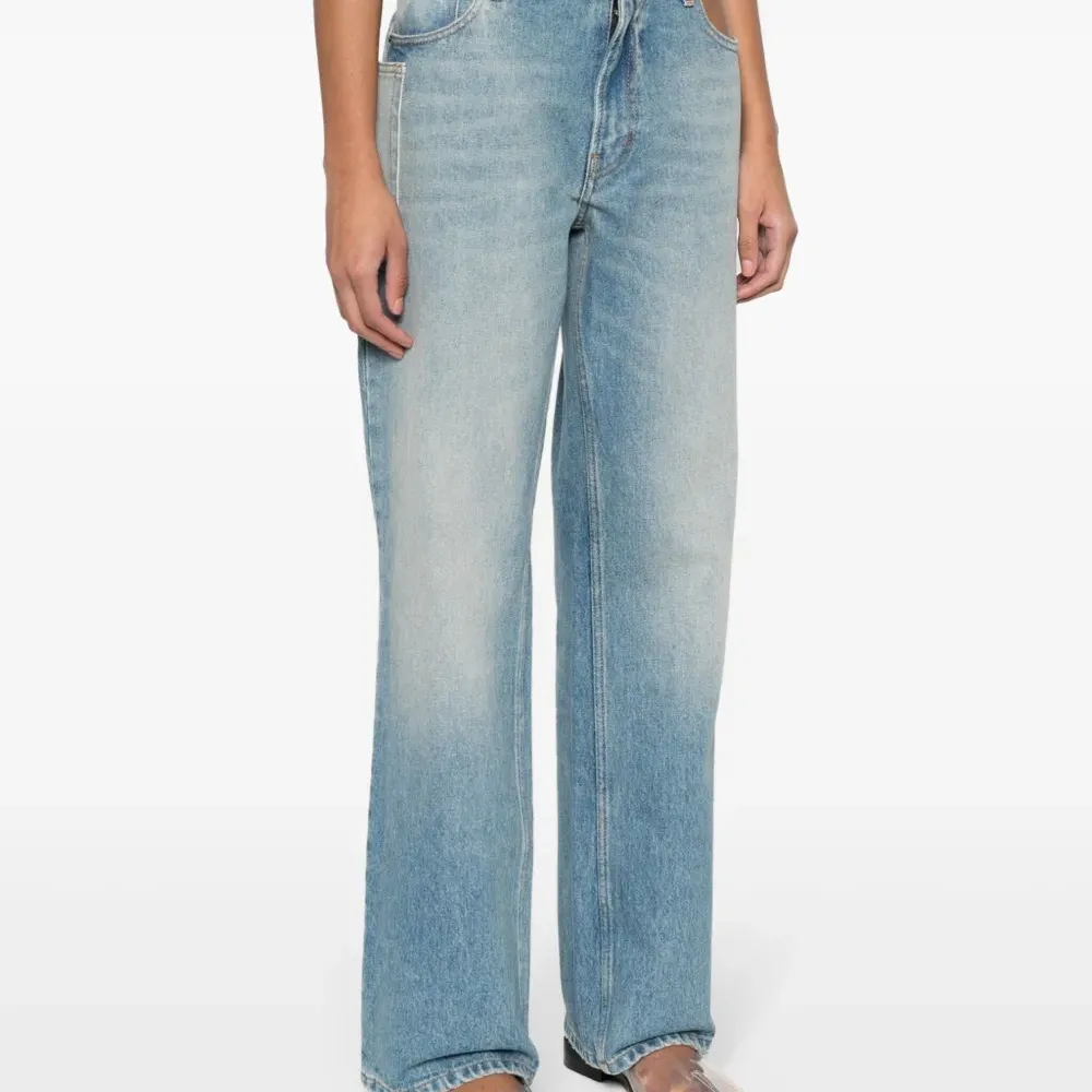 Широкие джинсы с заниженной талией