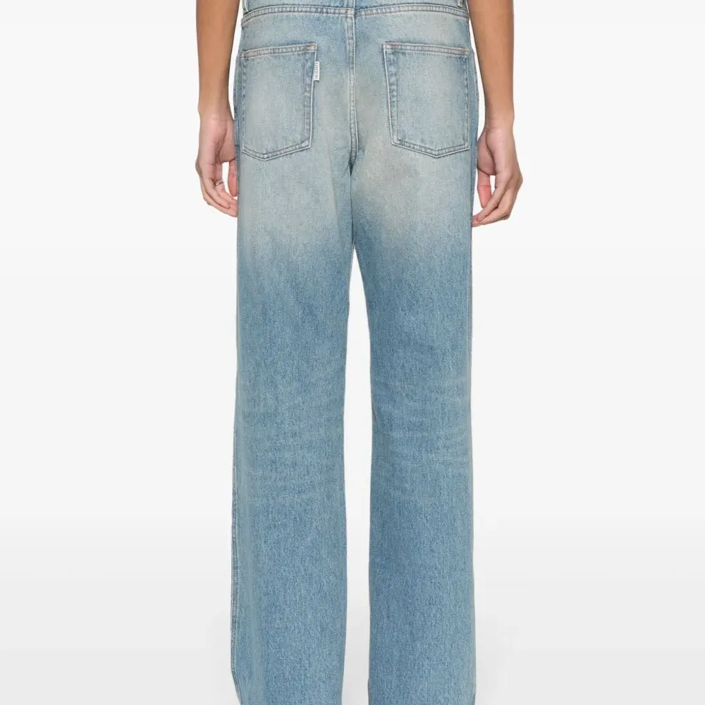 Широкие джинсы с заниженной талией