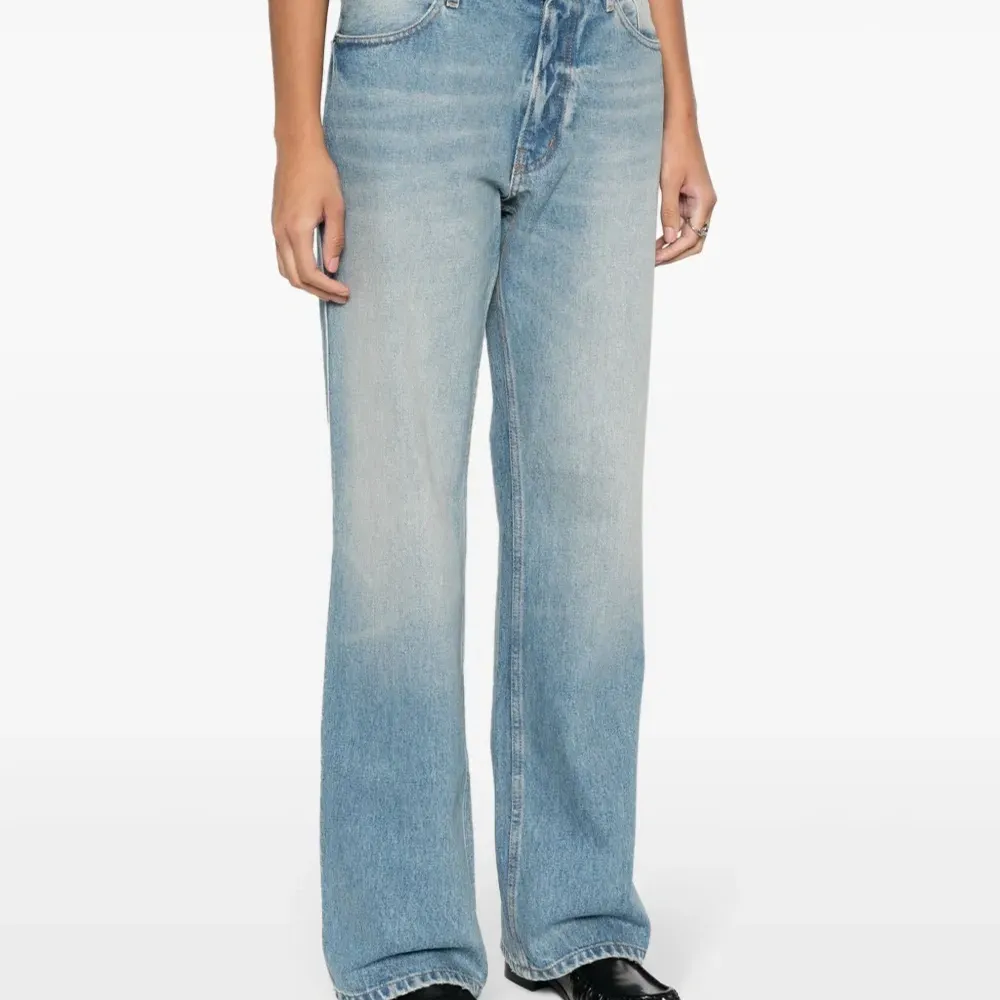 Широкие джинсы с заниженной талией