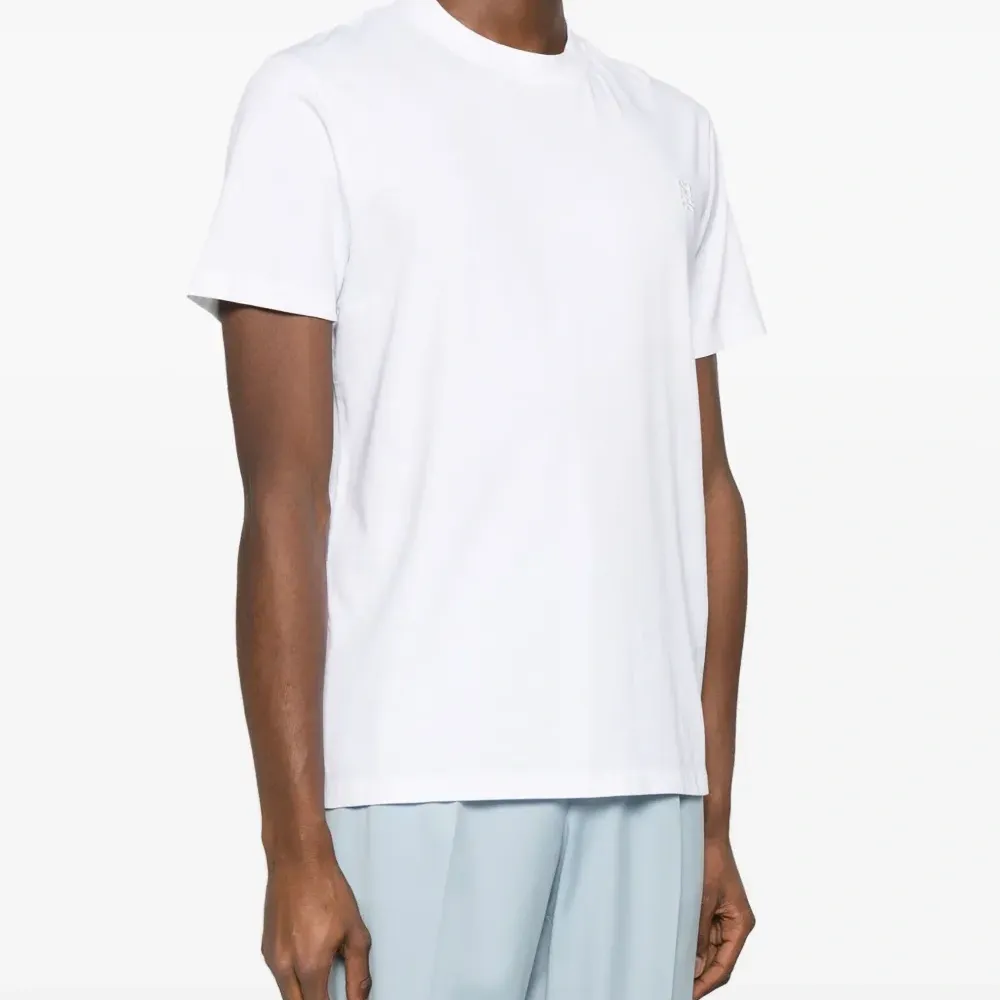 Футболка с вышитым логотипом