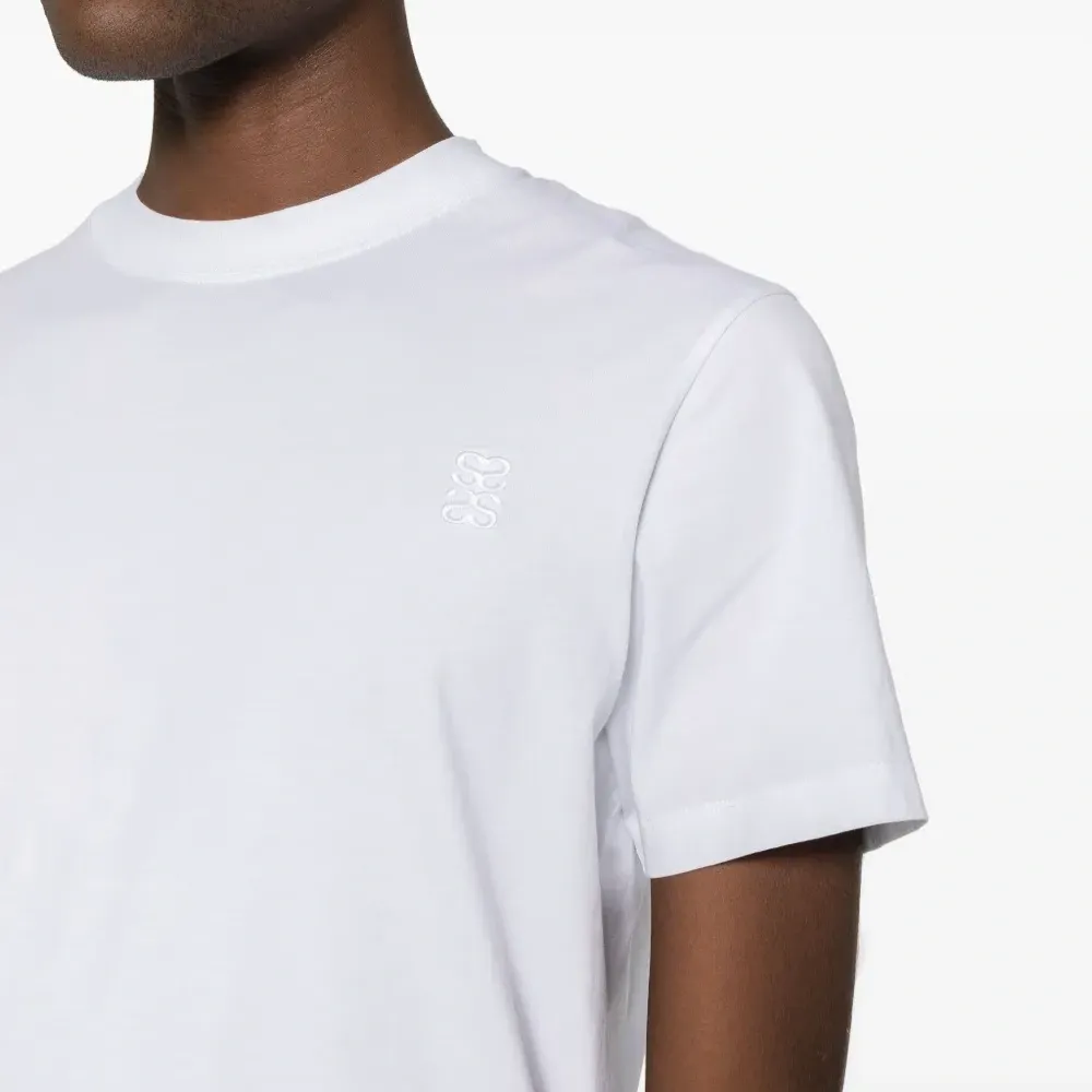 Футболка с вышитым логотипом