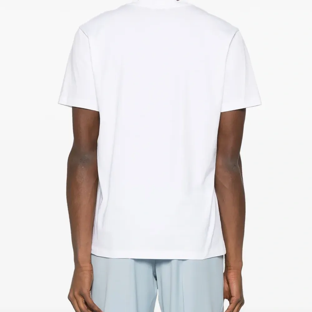 Футболка с вышитым логотипом