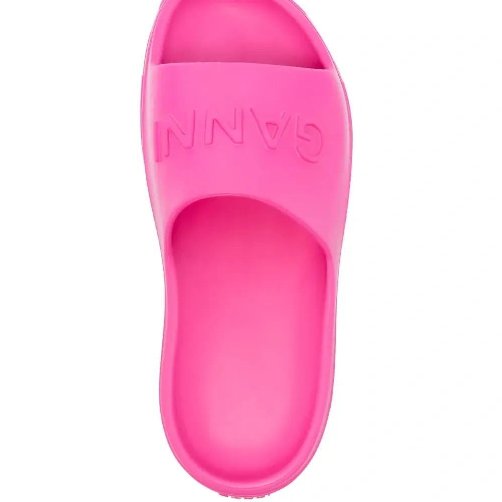 Массивные шлепанцы с тисненым логотипом