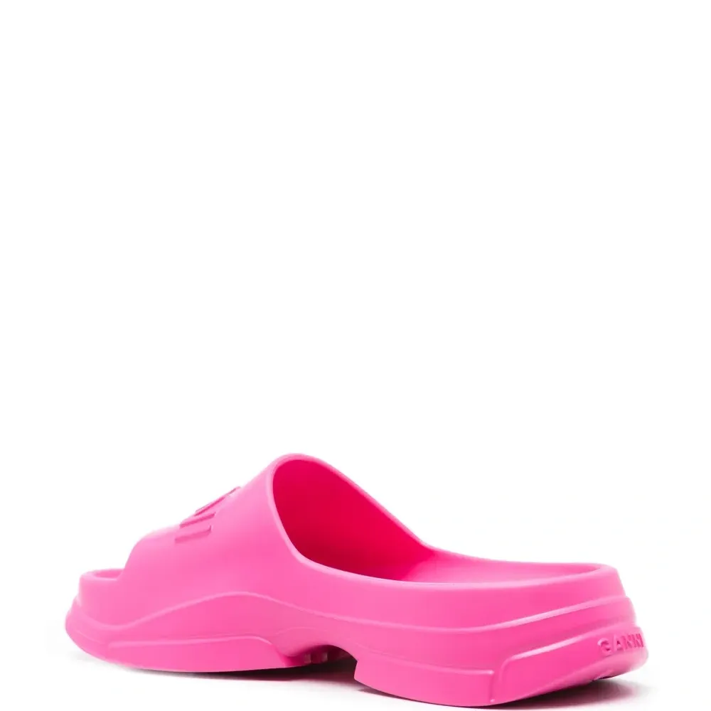 Массивные шлепанцы с тисненым логотипом