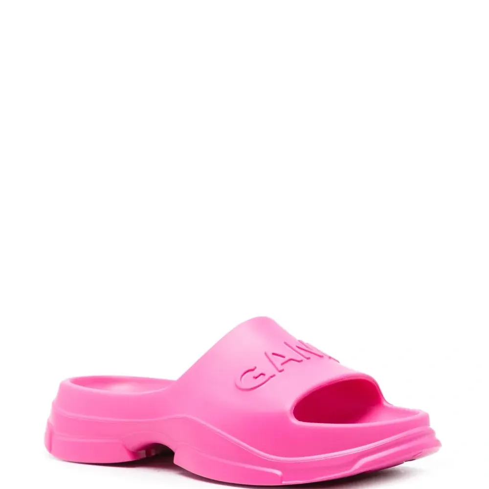 Массивные шлепанцы с тисненым логотипом