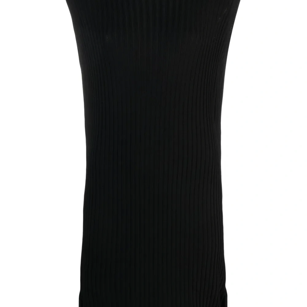 Платье в рубчик с нашивкой-логотипом