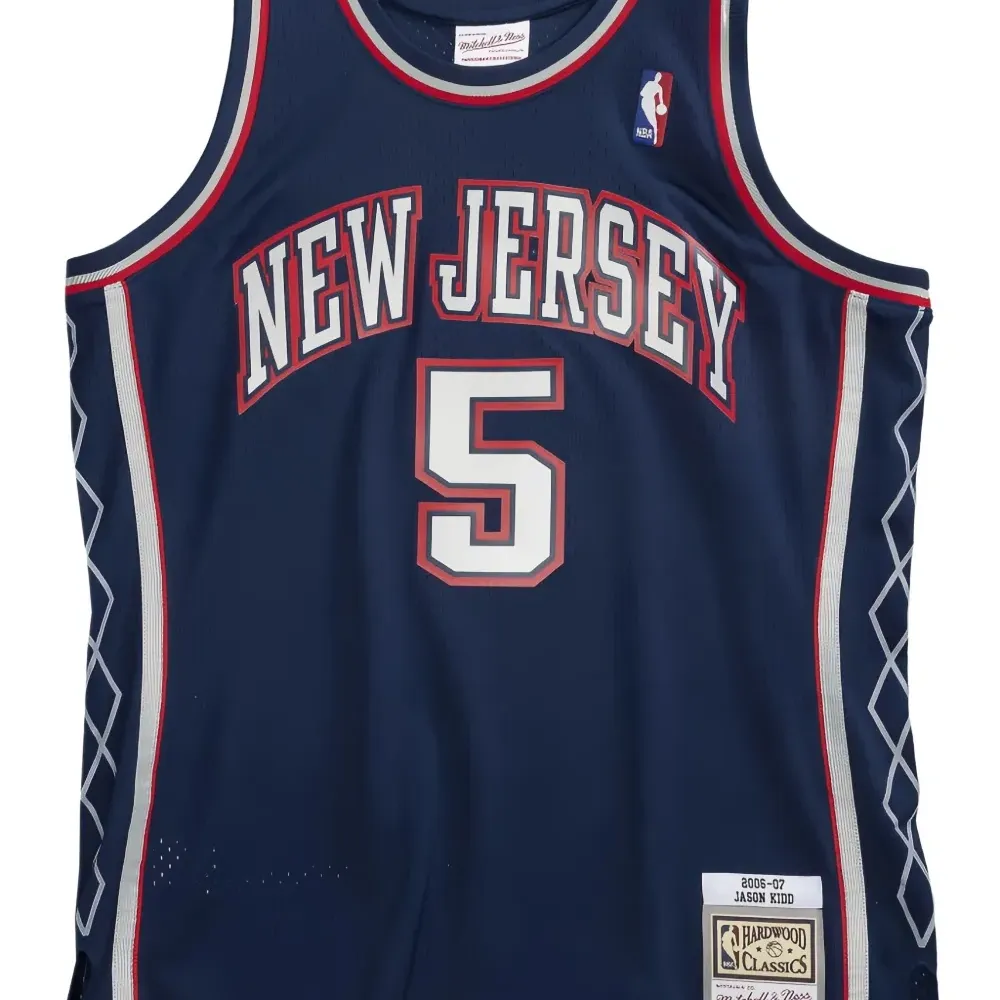 Топ с логотипом из коллаборации с New Jersey