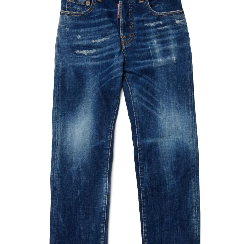 Прямые джинсы с эффектом потертости