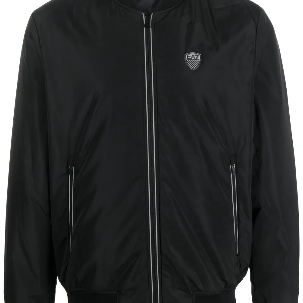 Бомбер на молнии с нашивкой-логотипом