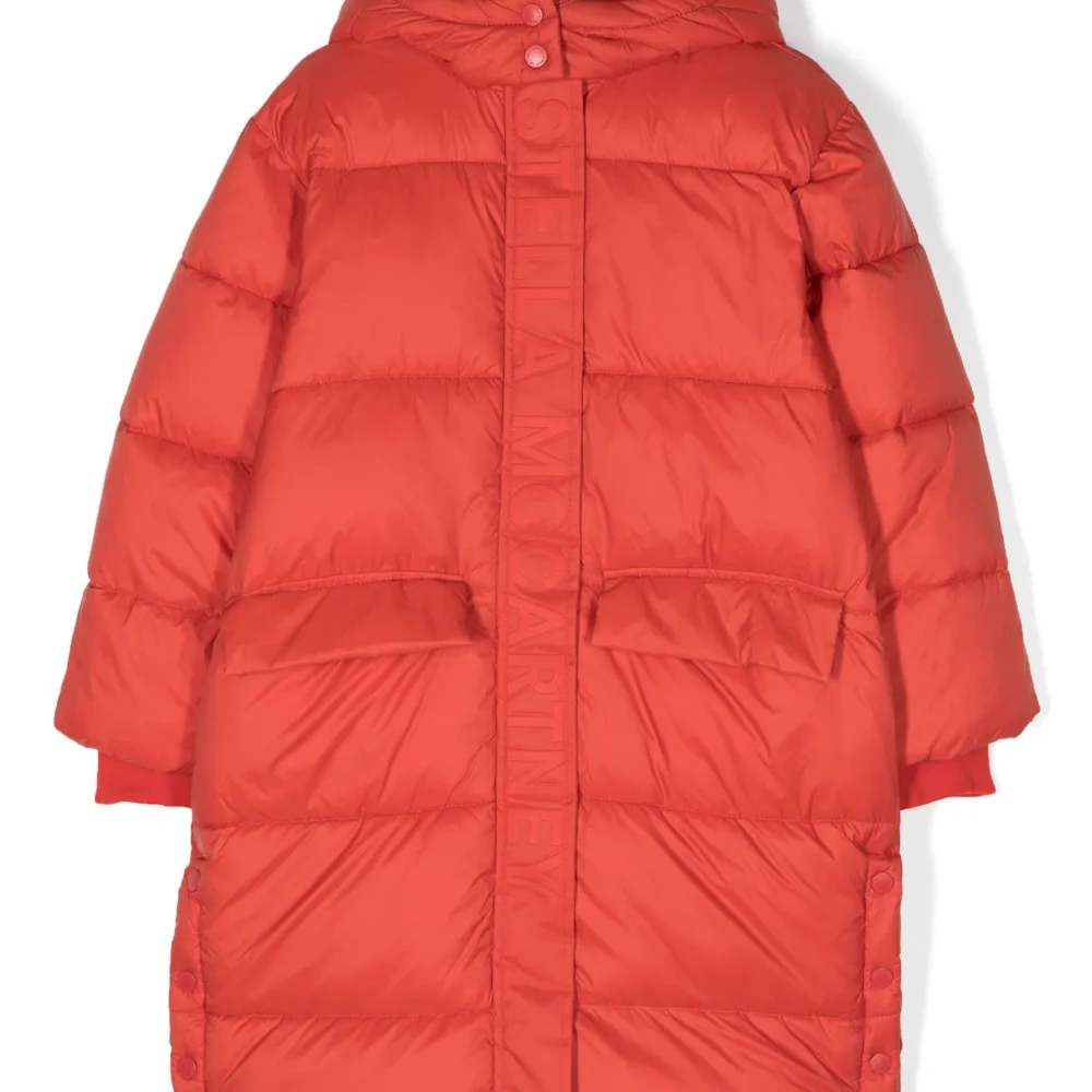 Пуховик с тисненым логотипом и капюшоном