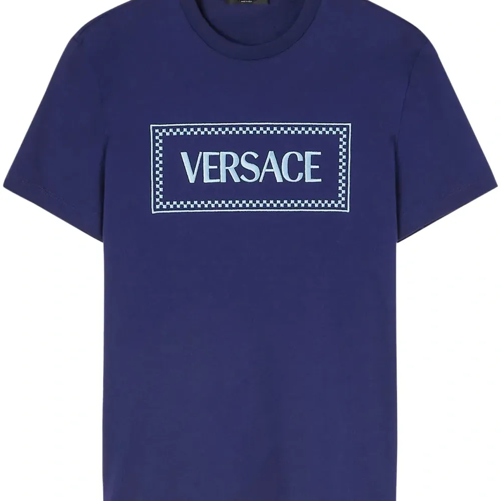 Футболка с вышитым логотипом