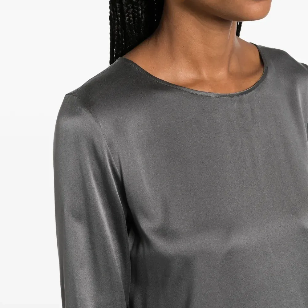 Атласная блузка с круглым вырезом