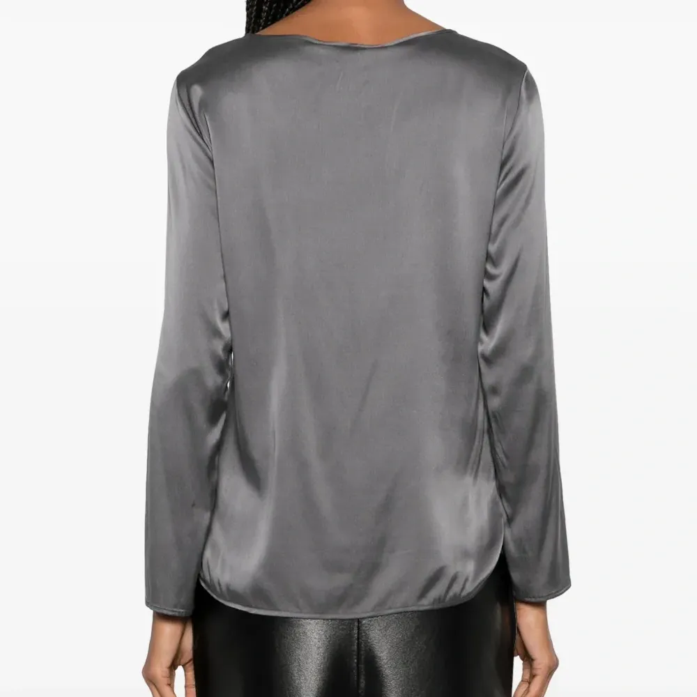 Атласная блузка с круглым вырезом