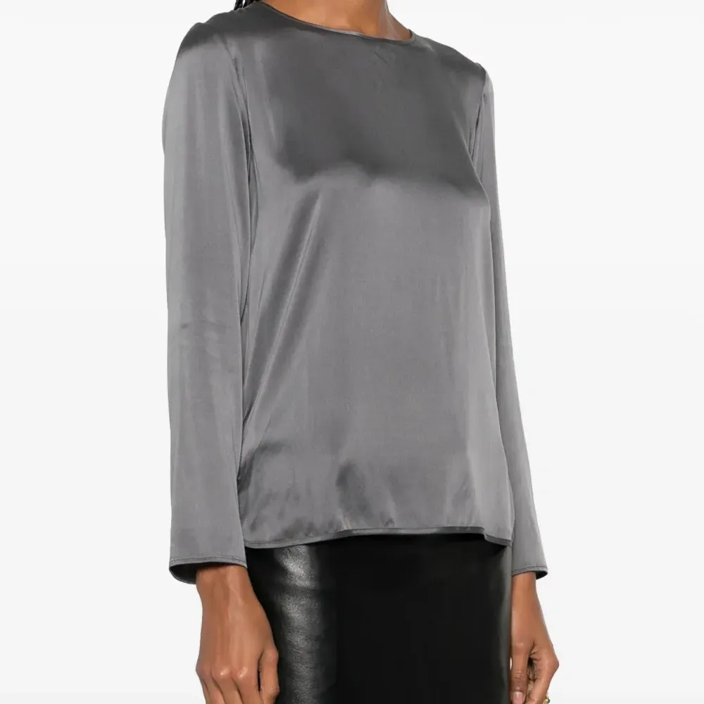 Атласная блузка с круглым вырезом