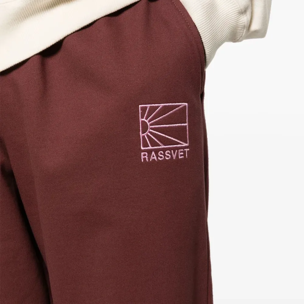 Спортивные брюки с вышитым логотипом