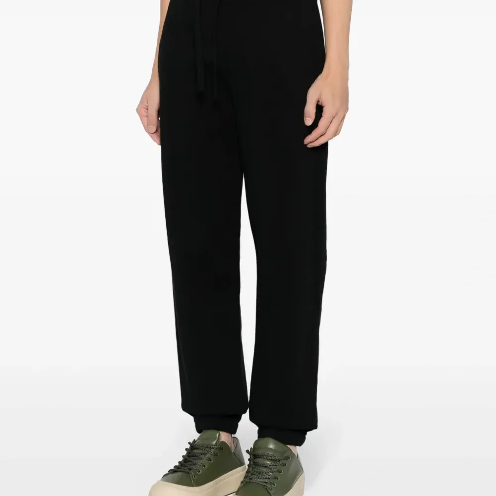 Спортивные брюки с вышитым логотипом