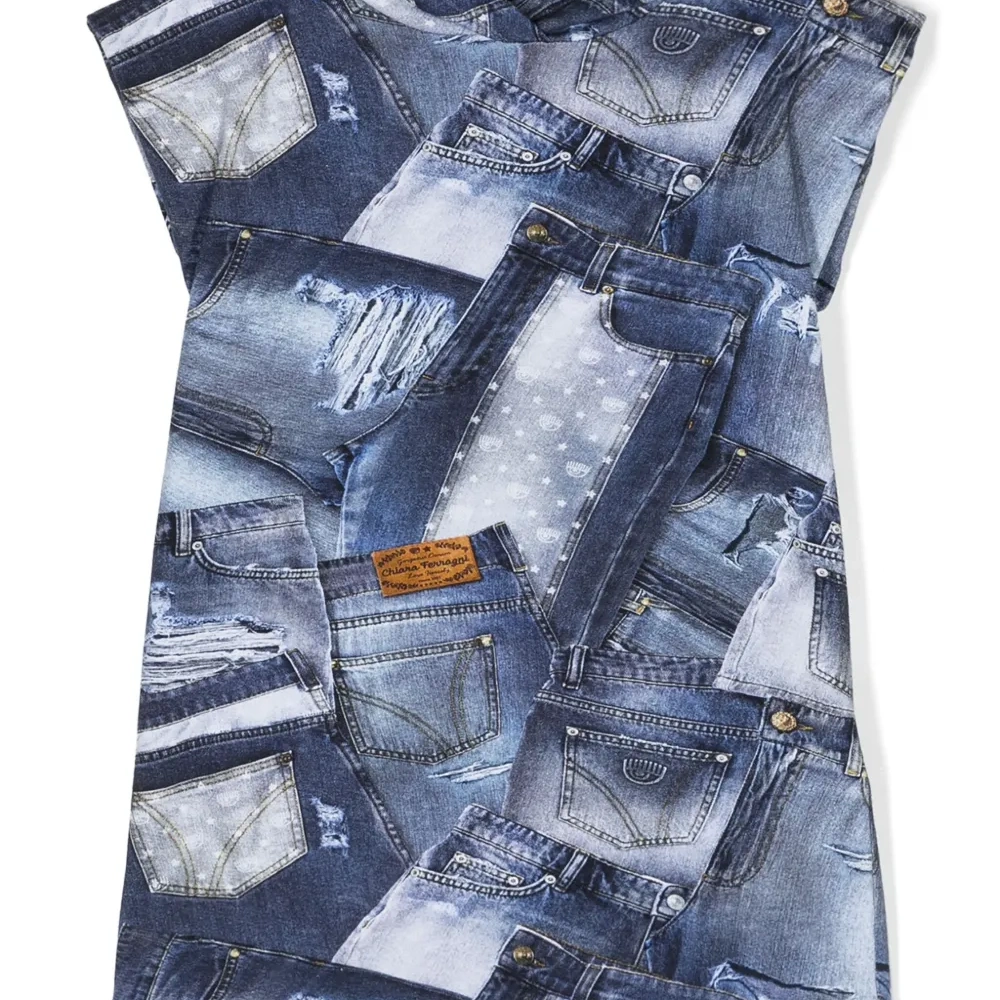 Платье с капюшоном и принтом