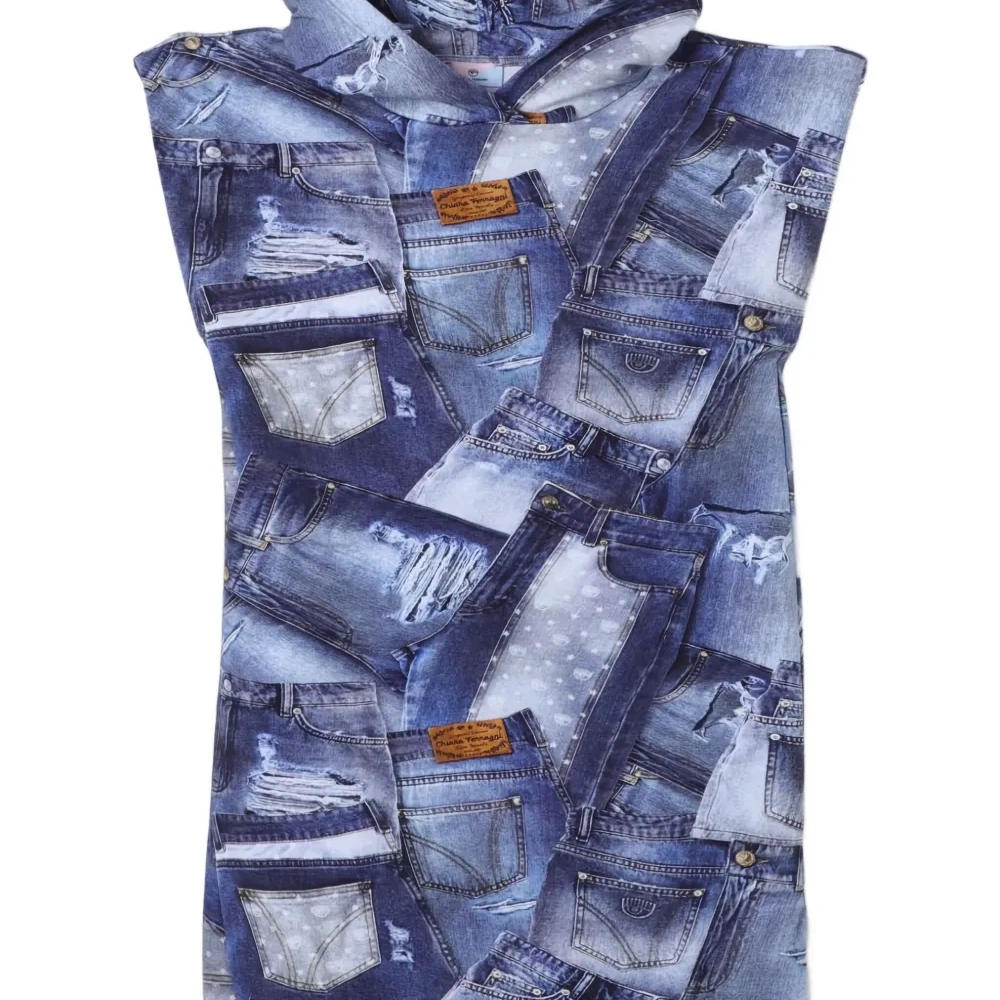 Платье с капюшоном и принтом