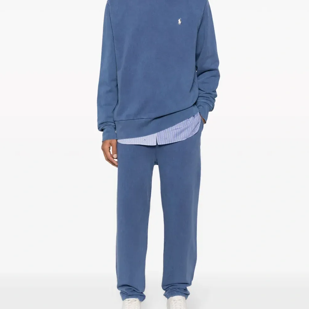 Толстовка с вышитым логотипом