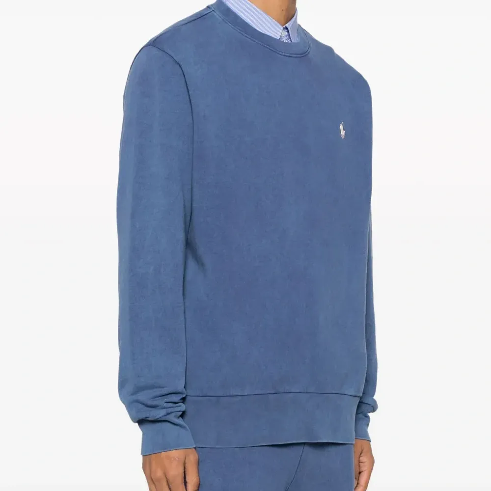 Толстовка с вышитым логотипом