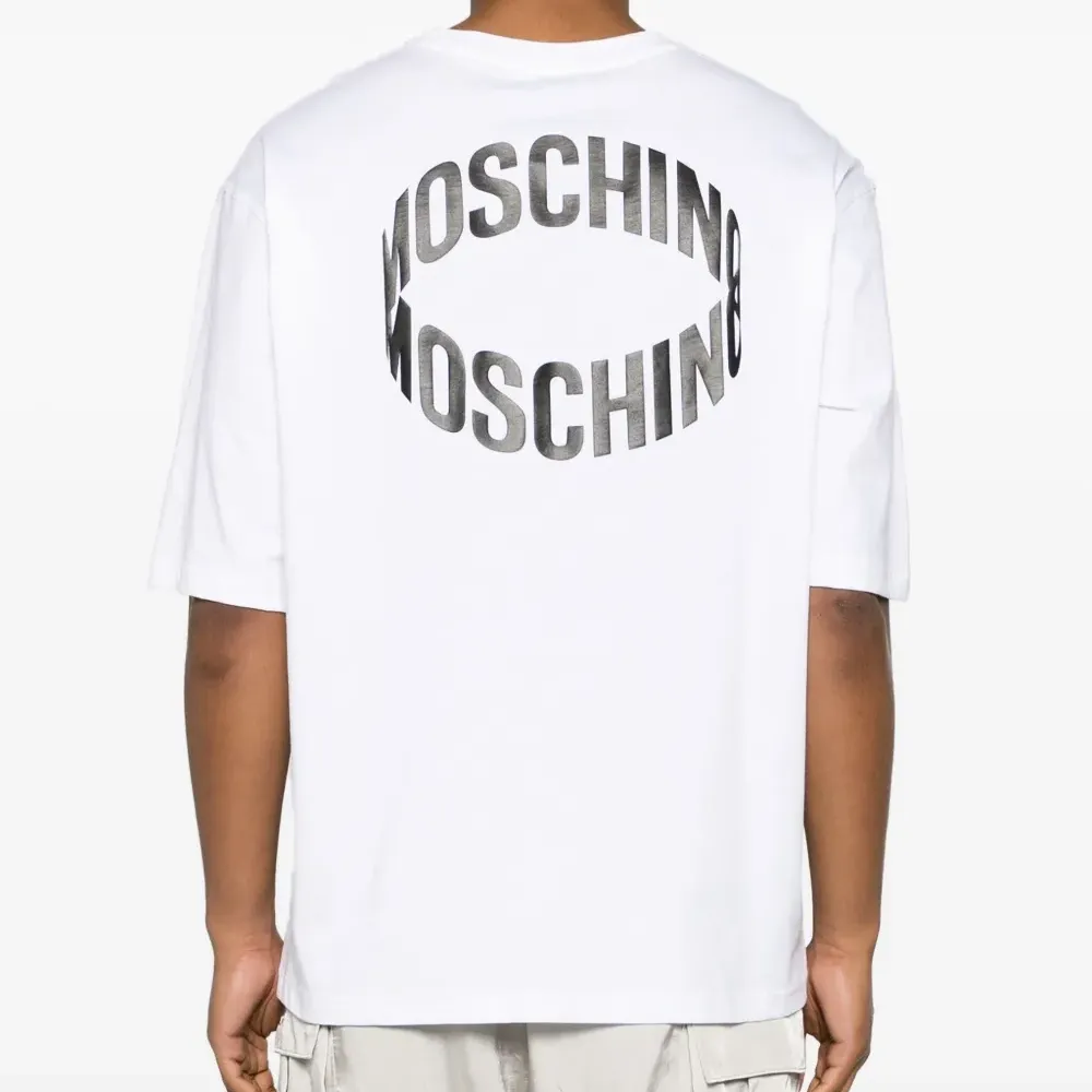 Футболка с тисненым логотипом