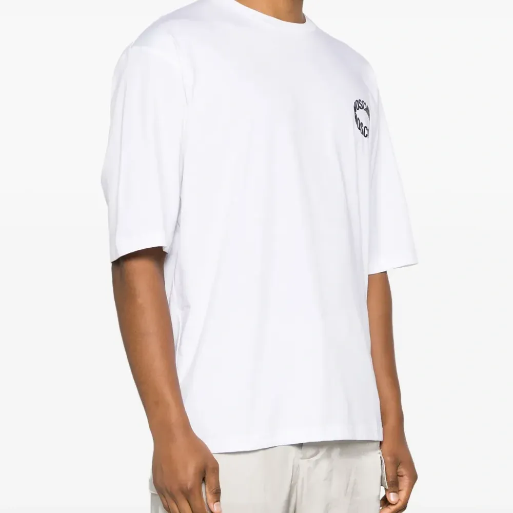 Футболка с тисненым логотипом