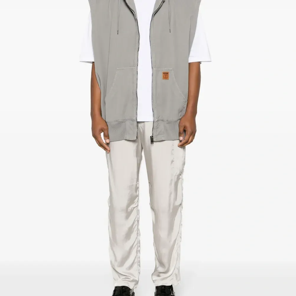 Футболка с тисненым логотипом