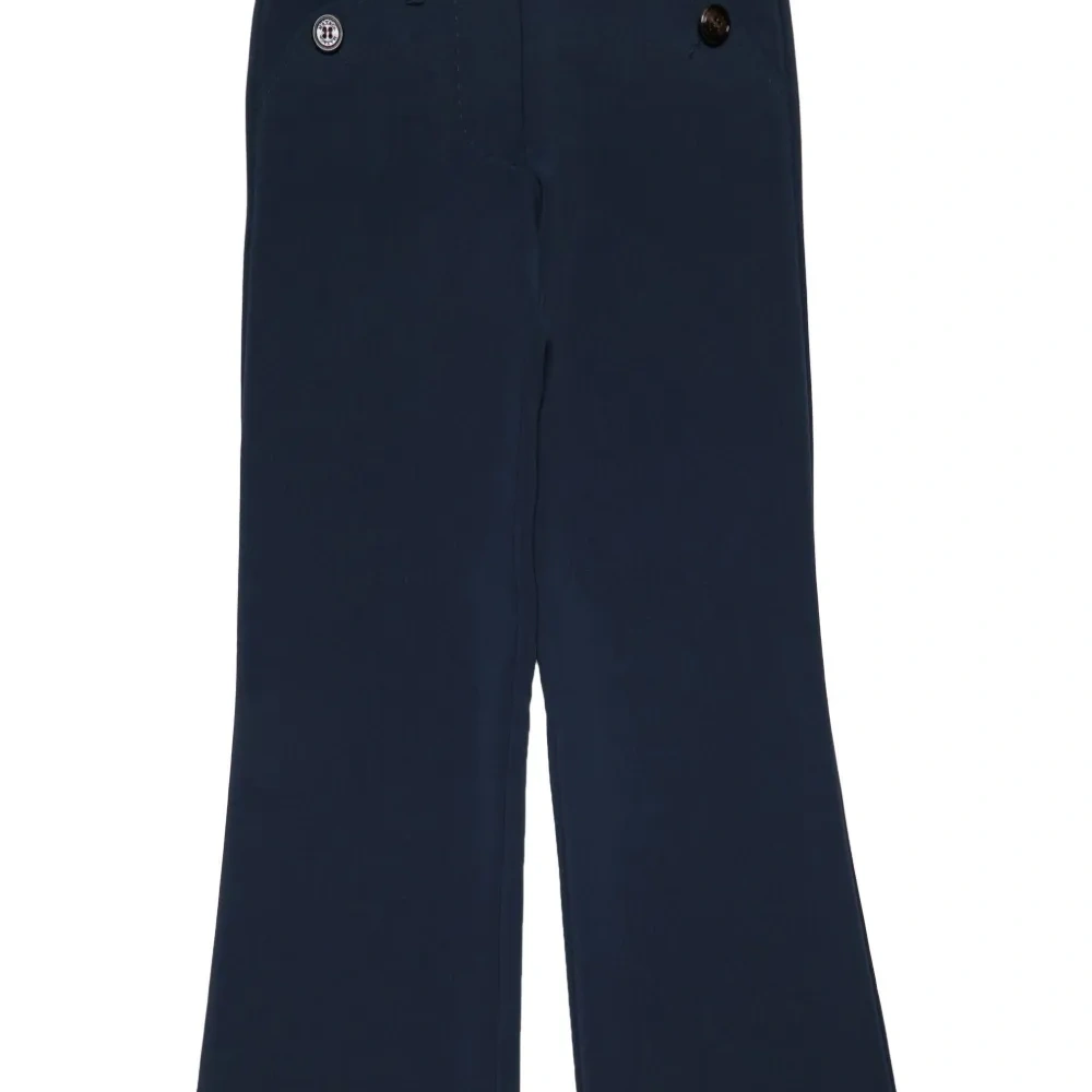 Расклешенные брюки строгого кроя