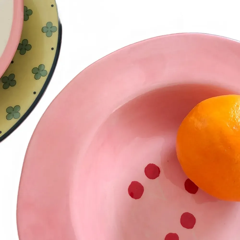 Обеденная тарелка с вишнями (столовая посуда)