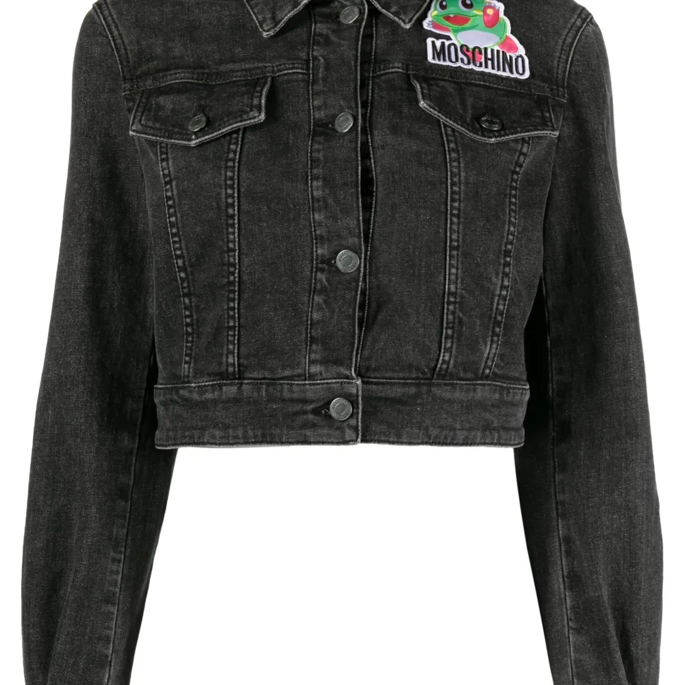 Укороченная джинсовая куртка с нашивкой