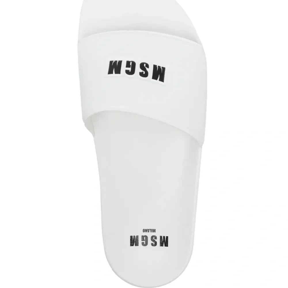 шлепанцы с тисненым логотипом