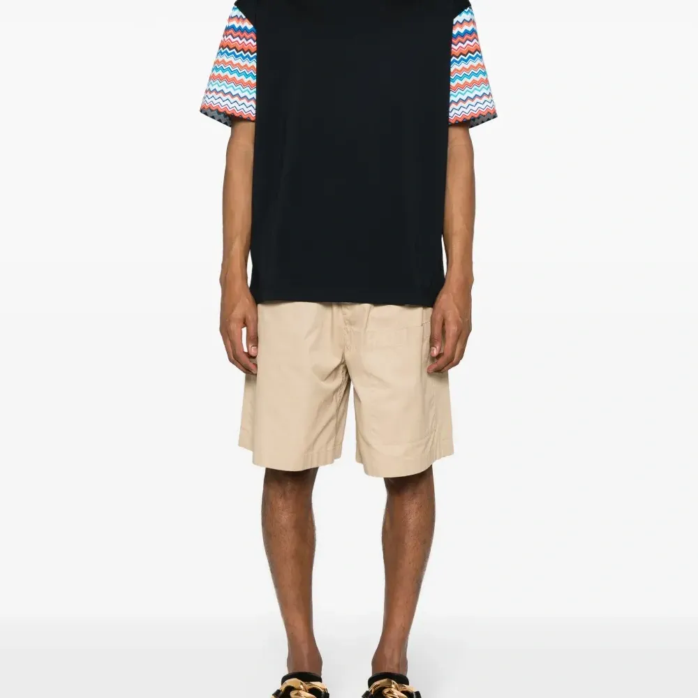 Футболка с узором зигзаг на рукавах Футболка с узором зигзаг на рукавах