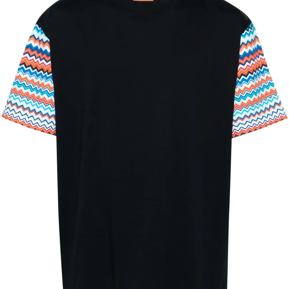 Футболка с узором зигзаг на рукавах Футболка с узором зигзаг на рукавах