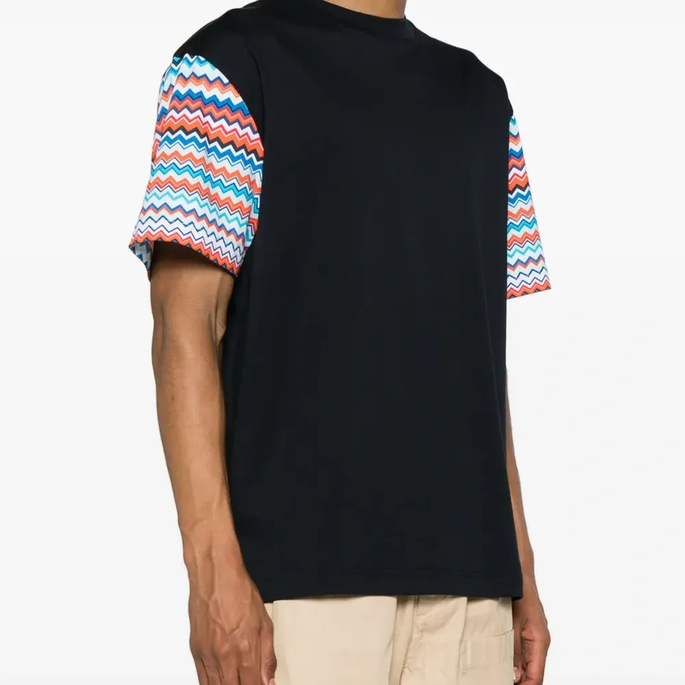 Футболка с узором зигзаг на рукавах Футболка с узором зигзаг на рукавах