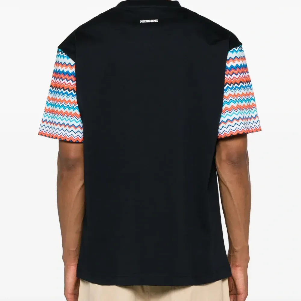 Футболка с узором зигзаг на рукавах Футболка с узором зигзаг на рукавах