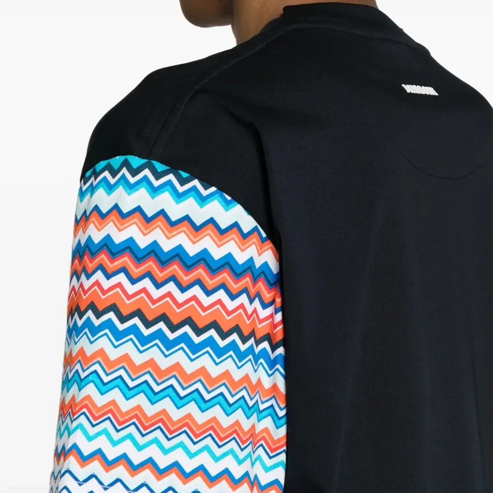 Футболка с узором зигзаг на рукавах Футболка с узором зигзаг на рукавах