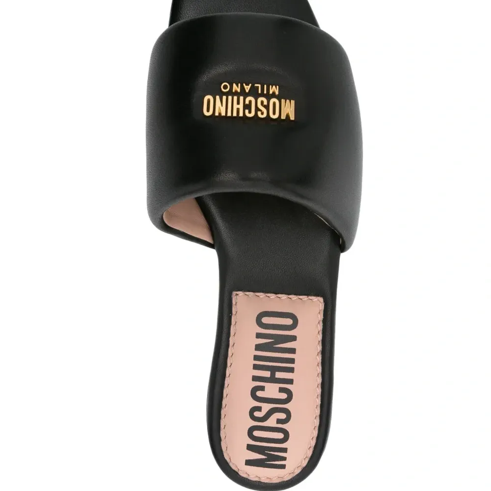 Шлепанцы с логотипом