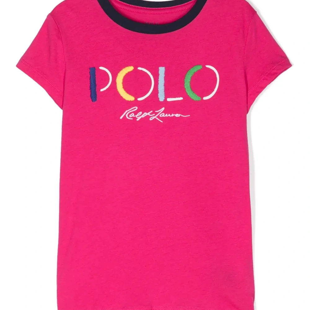 Футболка с вышитым логотипом