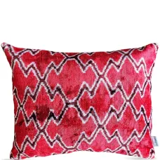 Бархатная подушка с геометричным узором
