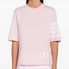 Футболка с четырьмя полосками на рукаве