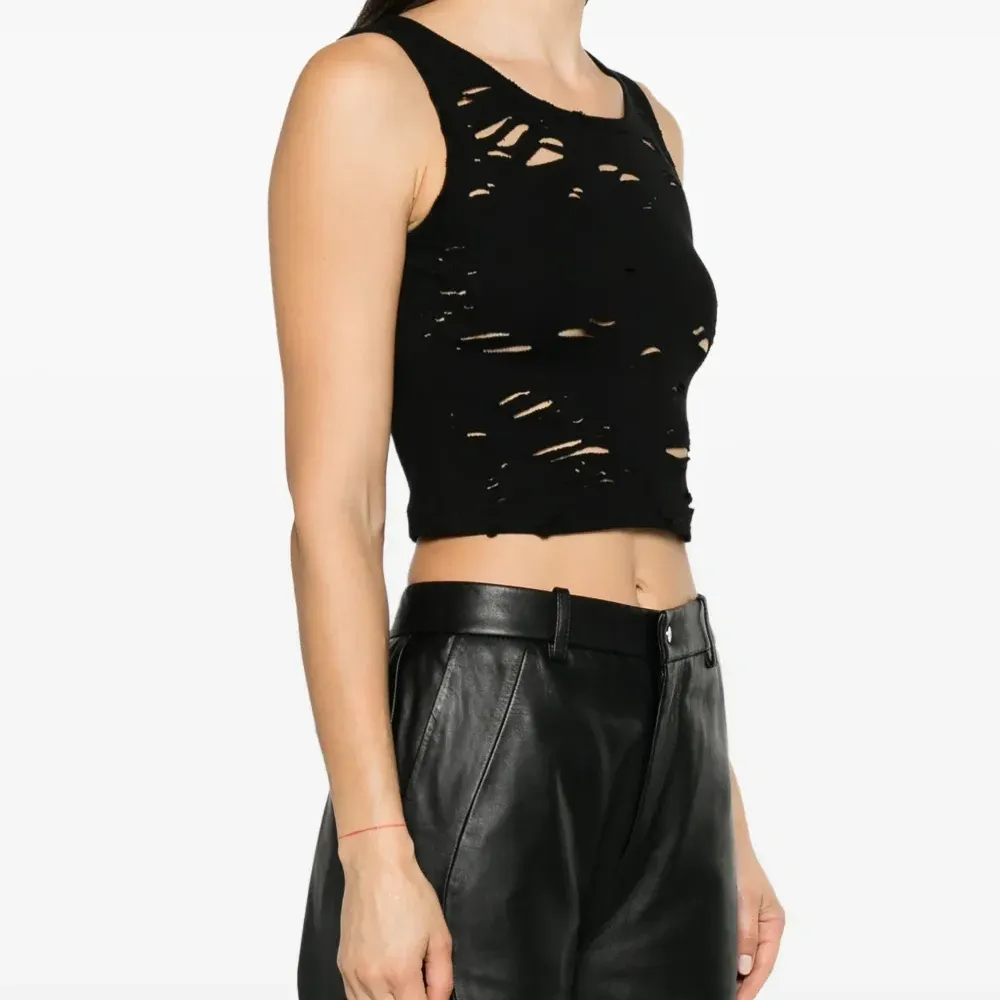 Укороченный топ с прорезями