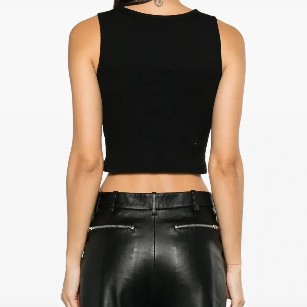 Укороченный топ с прорезями