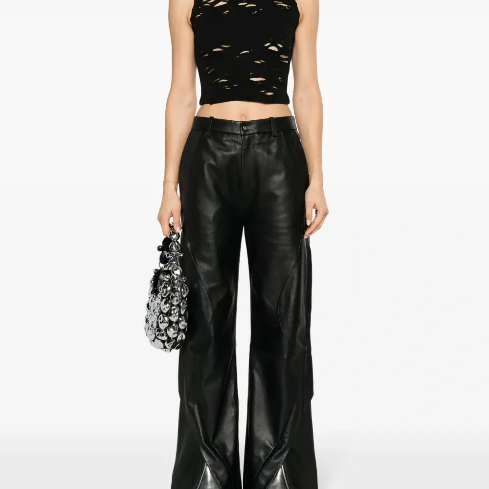 Укороченный топ с прорезями