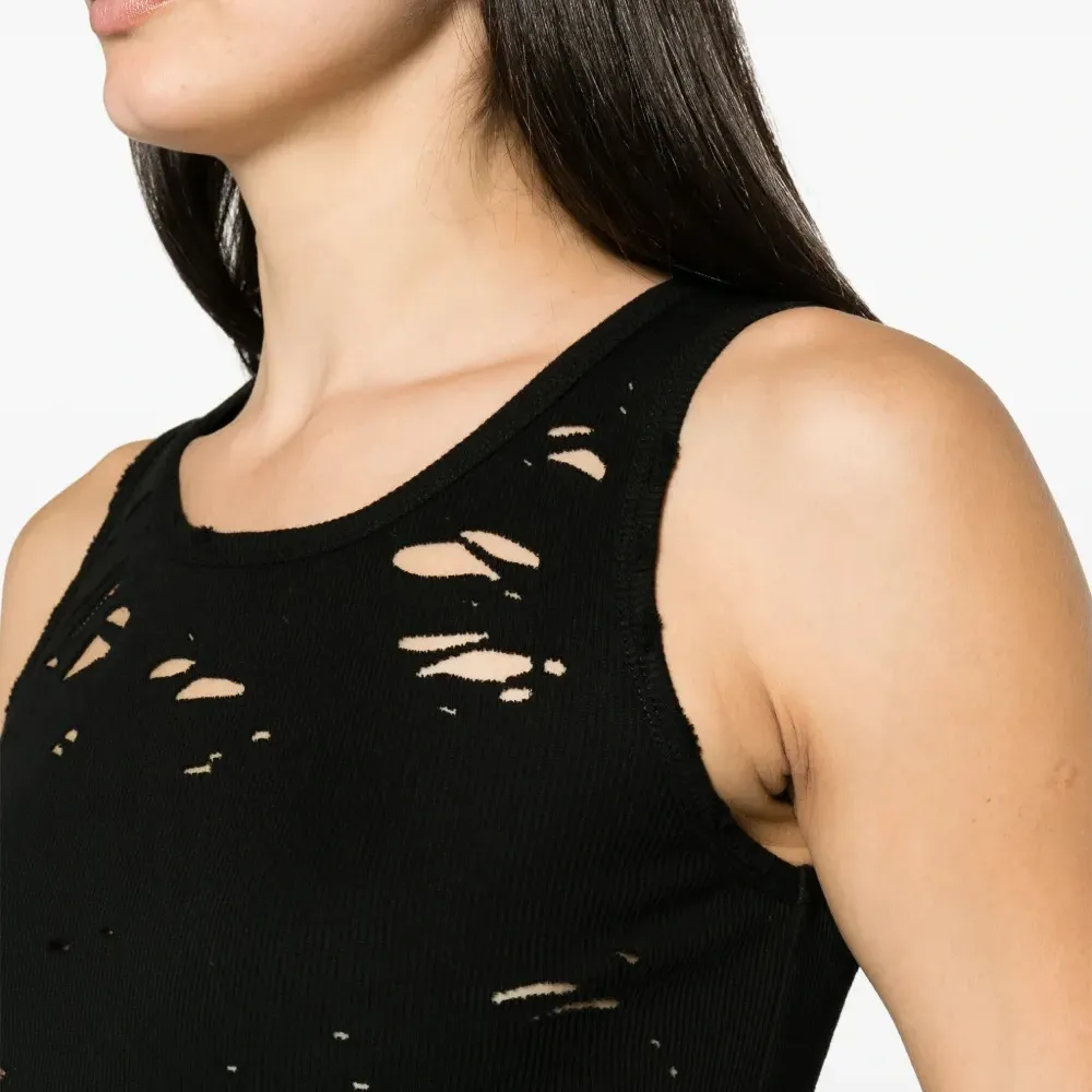 Укороченный топ с прорезями