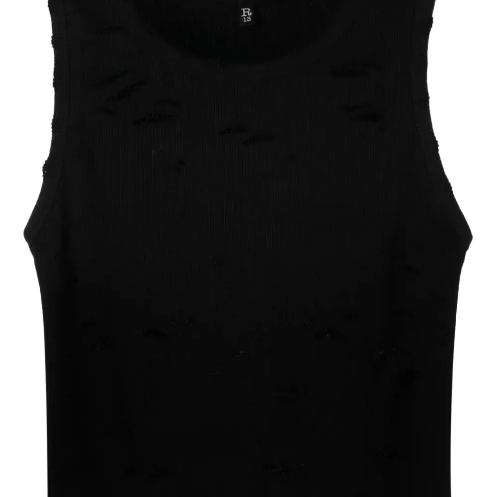 Укороченный топ с прорезями