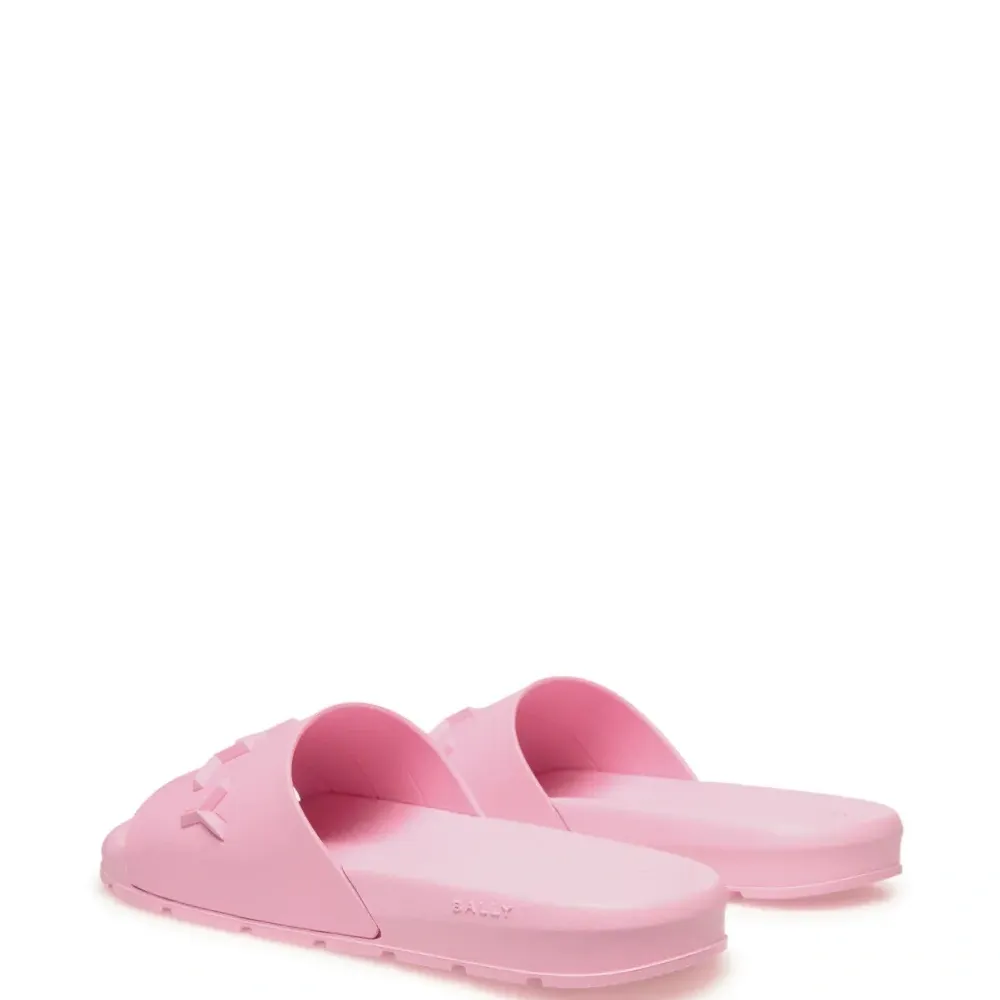 Шлепанцы с тисненым логотипом