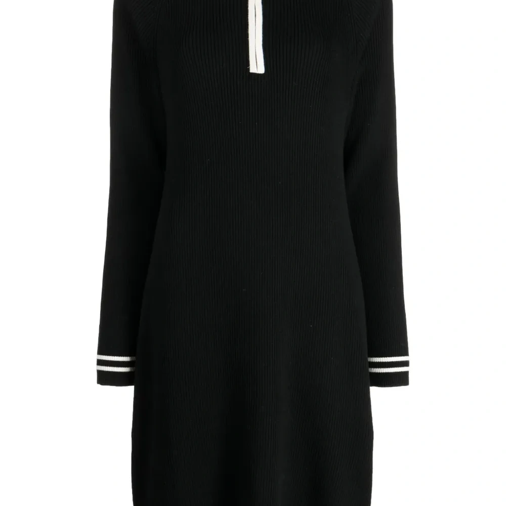 Платье с воротником поло и отделкой в полоску