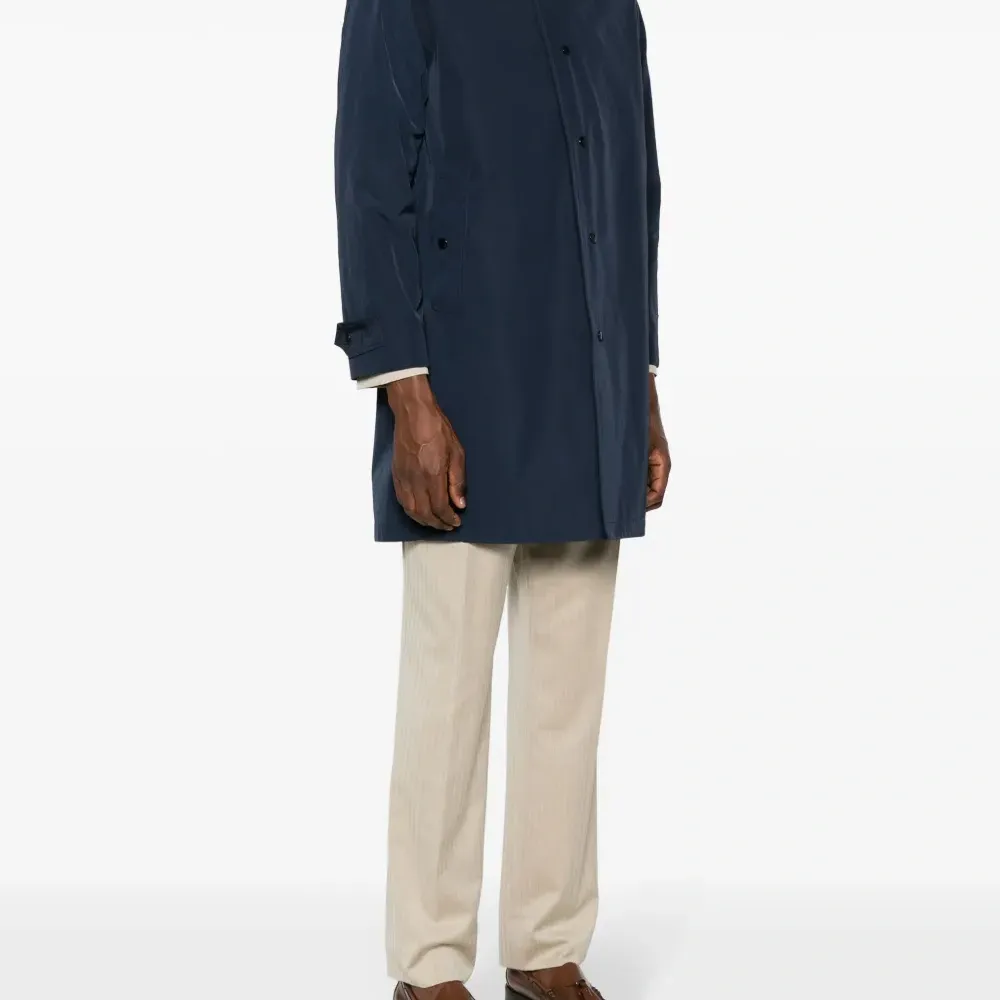 Плащ на кнопках