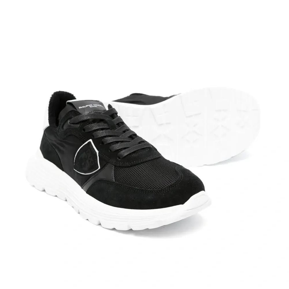 Кеды с нашивкой-логотипом